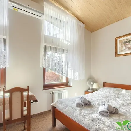 Δωμάτια σε οικογενειακή κατοικία Garden 60m Od Plazy